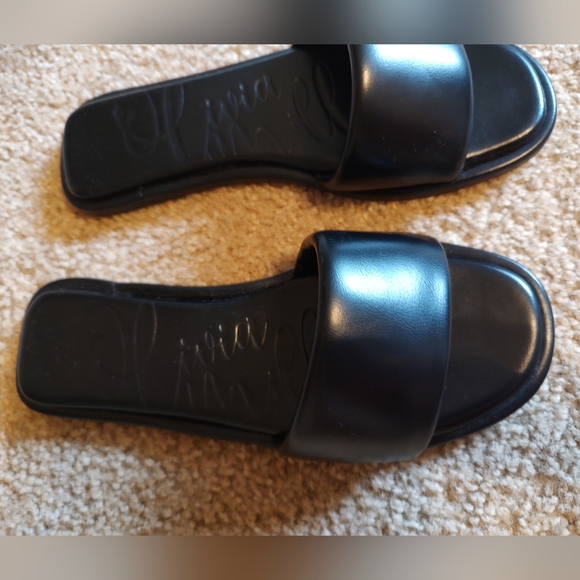Olivia Miller Black NWOT Slide Sandals Sz 7.5 runs large - Picture 2 of 8